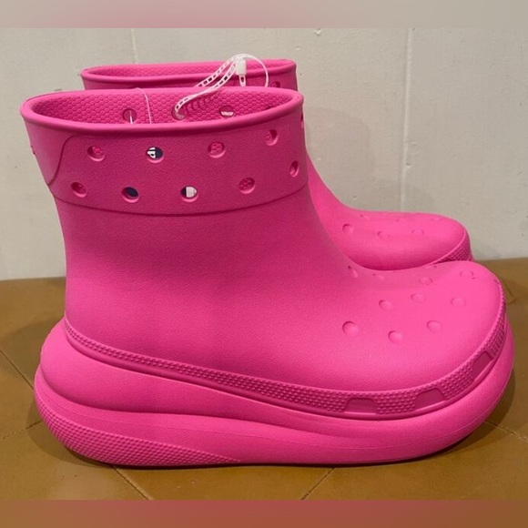 CROCS Women’s Hot Pink Rain Boots in size 7 - Picture 3 of 8